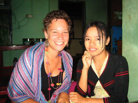Und von Phyu, Mädl aus dem Lokal, bekam ich eine ganz besondere Visitenkarte: vorne war sie drauf in Herzform und hinten schrieb sie drauf: I will ever remember you! Das war ein Geburtstagsgeschenk!