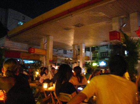 die Shell Tankstelle in der Nacht