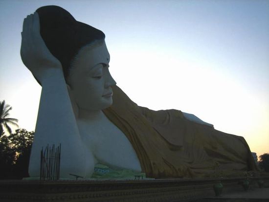 eine neue riesen Konstruktion in der Nähe des Shwethalyaung Buddha