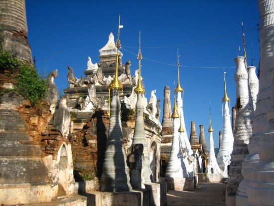 rechts schon restaurierte Stupas