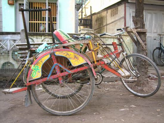 Trishaw = Fahrradtaxi, Gisi und ich konnten Rücken an Rücken sitzen (ich bevorzugte den hinter Platz, denn da konnte man viel länger Blickkontakt halten)