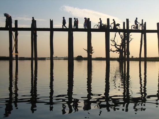 Die Brücke ist 1,2 km lang und somit die längste Teakholzbrücke der Welt