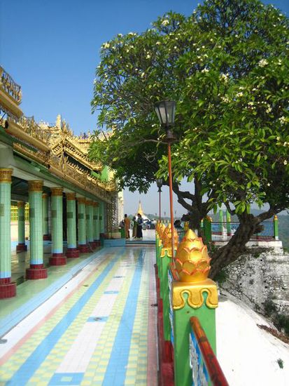 Auf der Hügelspitze in Sagaing
Sagaing = Zentrum des Glaubens