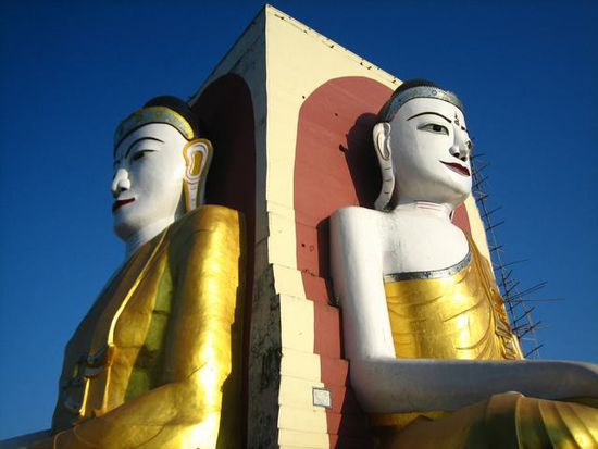 4 riesige, sitztende Buddhas; Kyaik Pun Paya genannt