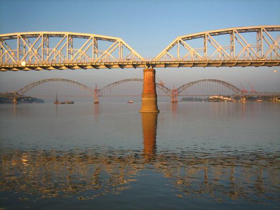 Brückenlandschaft bei Mandalay