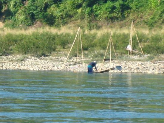 entlang der ganzen Strecke des Ayeyarwady (oder Irrawaddy Fluss zu deutsch) versuchen Goldschürfer ihr Glück