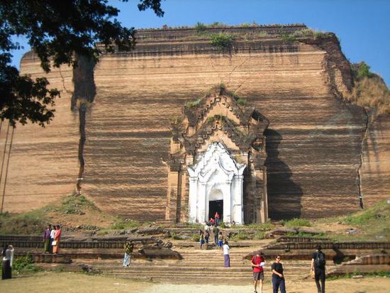 die Überreste der Mingun Pagode: dies sollte die weltgrösste Pagode werden, doch der König starb bevor sein Auftrag vollendet war...