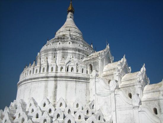 Hsinbyume Pagode soll den Berg Meru (= Mount Kailash in Tibet) darstellen