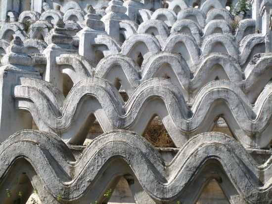 die 7, mit Wellen versehenen, Terassen symbolisieren die 7 (zu Berg Meru) angrenzenden Gebirgszüge