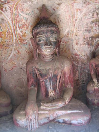 Buddhafigur im Baganstil (an der Haarpracht zu erkennen)