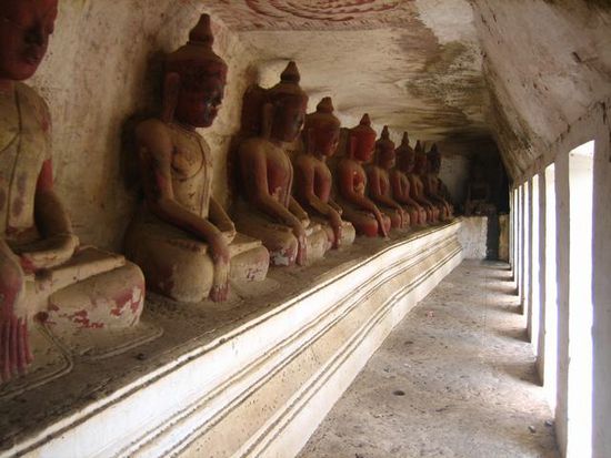eine der 1000en Höhlen und Buddhas "all over"