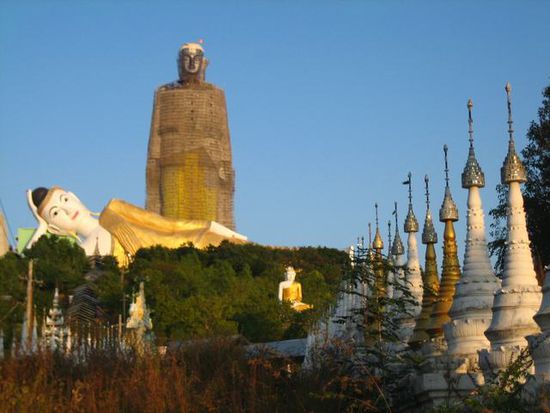 schon von der Entfernung gut zu sichten: stehender und liegender Buddha