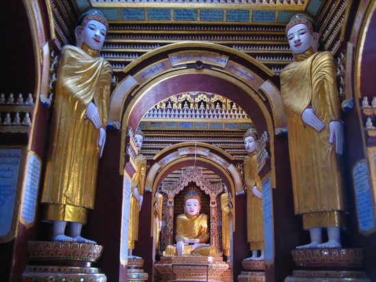 das Innenleben des Haupttempels;
angeblich wurden hier bald 600.000 kleine Buddhas gestiftet
