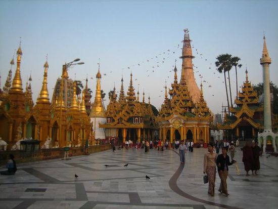 Sonnenaufgang bei der Swedagon Pagode