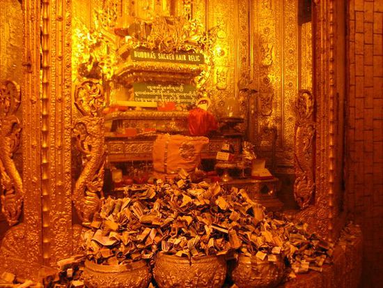 Botataung Pagode
das tolle an dieser Pagode ist, dass man hinein gehen kann. es ist hier alles in Gold und/oder verspiegelt - was für ein Anblick
hier zu sehen: der Schrein für Buddhas Haare + Unmengen an Geldspenden
