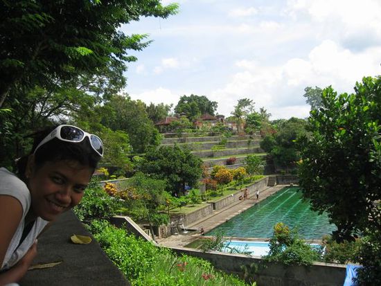 Dewi und das Swimming Pool