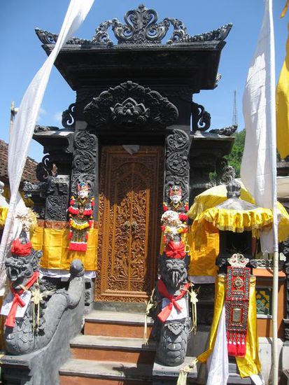 viele buddhistische Tempel im ganzen Ort