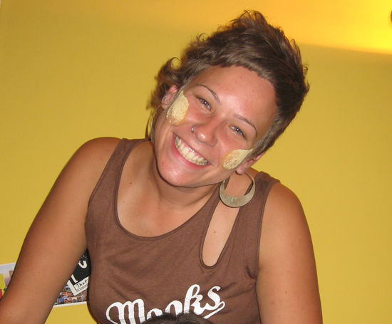 GRINS!!! wieder retour in Österreich; hier mit Tanaka (trad. burmesisches Make-Up) im Gesicht - mir gehts verdammt gut!!!