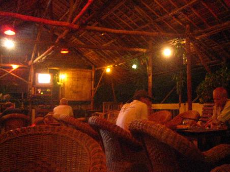 die Bar am Dach des Guesthouses
mit 50 Cent Angkor Bier, leckerem Essen und waehrend des Tages mit Filmen nach Wahl