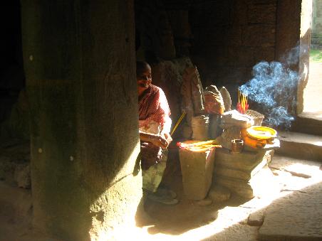 in vielen Tempel gibt es aeltere Frauen, die gemeinsam mit dir fuer Glueck beten - die Raeucherstaebchen darfst du dann aber selber in den Sand stecken