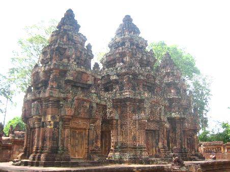 Banteay Srei - hier sind die schoensten Sandstein carvings zu bewundern