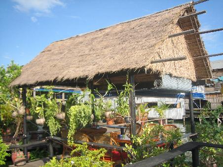 im Happy Guesthouse in solch einer netten Huette den Sonnuntergang und den Abend zu verbringen, kann schon was!