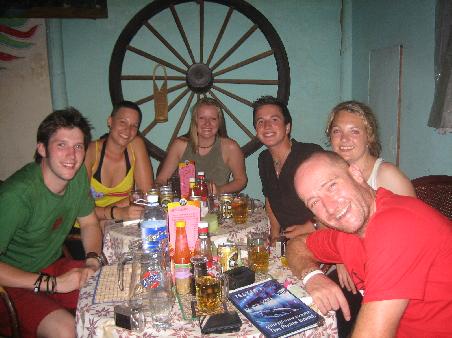 Ian, ich, Jodie, Andrew, Laura und Grey - meine britische Abendgestaltung