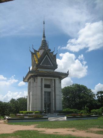 Denkmal bei den killing fields (dieser Turm ist bis oben mit Totenkoepfen gefuellt)