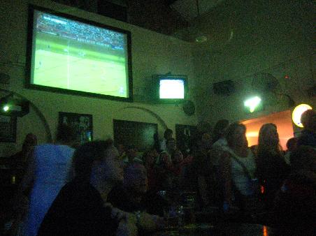 die Gym Bar - hier gerade ein Englandmatch live im Gang und dazu 50 Englaender die sich gegenseitig ueberschrein!