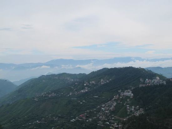 Ausblick von Shimla auf die umliegenden Berge