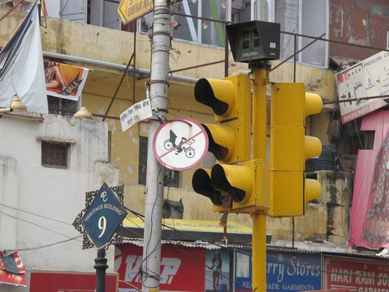 anscheinend dürfen hier keine Rikschas fahren, die Straße ist aber voll damit!