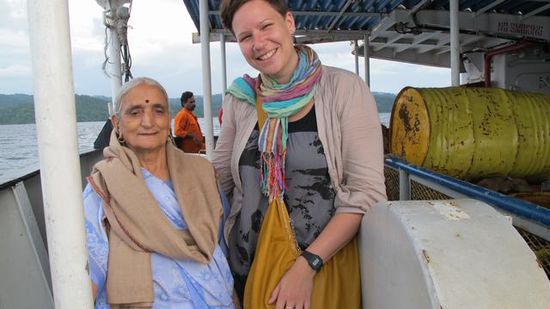 auf der Faehre Richtung Havelock: ich wurde um ein gemeinsames Bild mit dieser alten Lady gebeten - und so bat ich auch darum