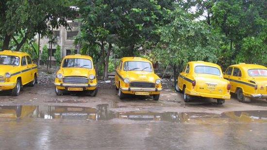 bitte einsteigen - die superstylischen, aber doch etwas in die Jahre gekommenen "Ambassadors" sind auch hier die Taxis