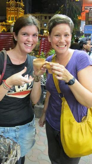Helen und ich beim Schluerfen - mein "erster richtiger Strassen Chai" ... mmmhhhh lecker!!!