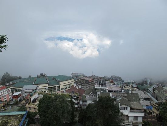 die Aussicht von meinem Zimmer. In den ersten Tagen war es mir nicht einmal moeglich die Haeuser im Vordergrund zu sehen. Umso erstaunter war ich, als ich im Wolkenloch einen Berg gegenueber erblickte. Bisher dachte ich, dass ich auf einem "einsamen" Berg befand, da ich auch bei der Hinfahrt nach Darjeeling wegen dem Nebel keine Ahnung hatte, wie die Umgebung aussah....