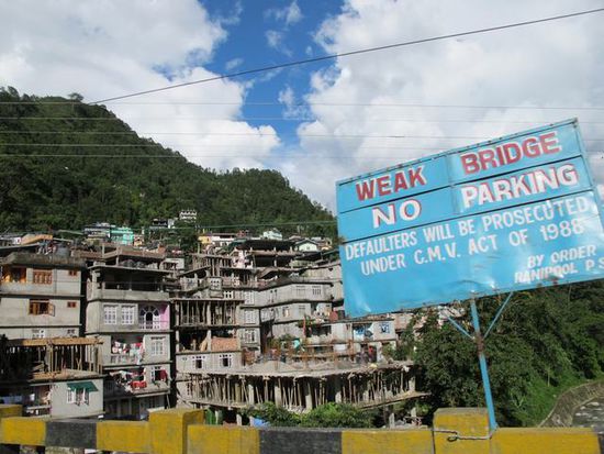"weak bridge" ??? Und nur parken ist verboten? Es gibt keine Gewichtsbegrenzung!