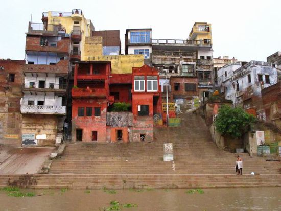 buntes Varanasi vom Boot aus