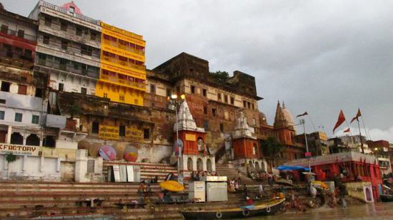 Treppen in den Ganges - insgesamt gibt es ca. 80 solcher Zugaenge zum Ganges in Varanasi, sogenannte Ghats