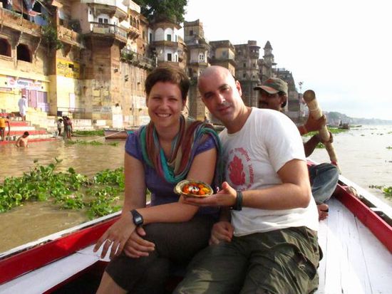 bei der Bootstour offeriert Holgar ein Nestchen mit Blumen und einer Kerze