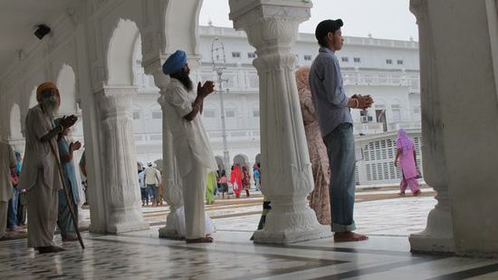 Sikhs sind einfach zu erkennen: Turban in dem das lange Haar versteckt wird, langer Bart, eventuell Saebel und ein silberner Armreif