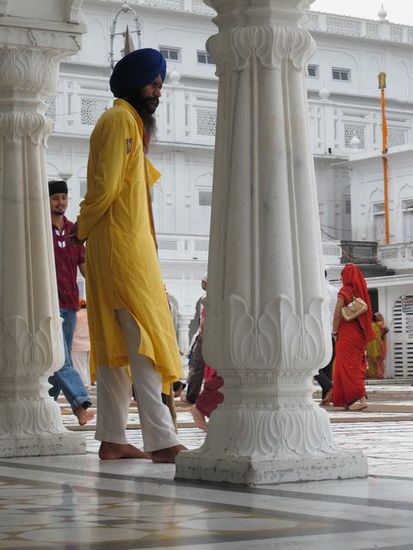 ein Waechter ... die Farben des Gewands entsprechen dem Kriegsgewand der ersten Sikhs