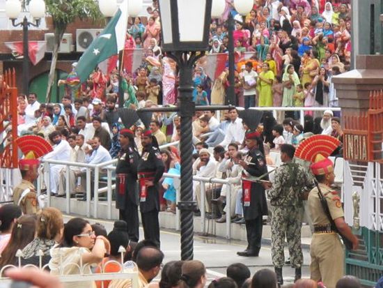hier die pakistanische Seite mit vielen Besuchern und Offizieren in schwarzen Uniformen