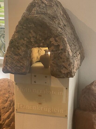 Hüttengrabstein mit Tränenkrüglein