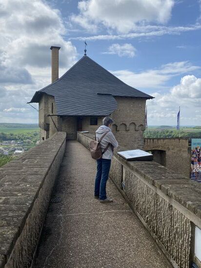 über eine Schildmauern betreten wir den Hexenturm
