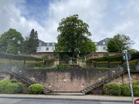wir finden einen Parkplatz unterhalb des Schlosses am Aufgang in der Schloßmauer