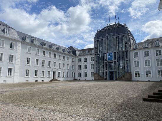 Architekt Gottfried Böhm entwarf einen zeitgenössischen Mittelbau aus Glas und Stahl, der sich gut in das Gesamtensemble einpasst