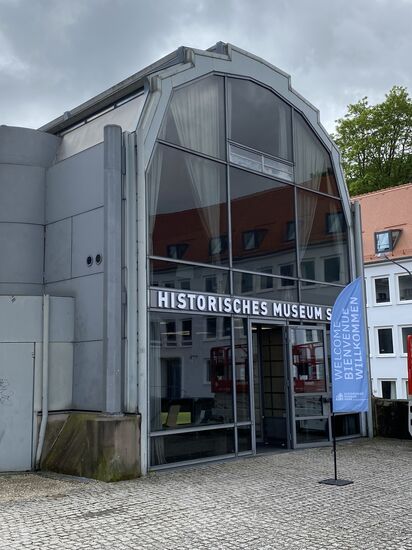 der Eingang befindet neben dem rechten Flügel des u-förmigen Schlosses