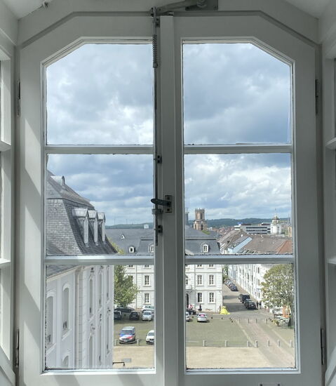 der Platz vor dem Schloss erhielt den Namen „Platz des Unsichtbaren Mahnmals"