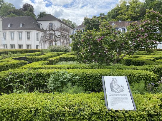 die Schüler des benachbarten Gymnasiums nutzen sie für ihre 'Pausenruhe'