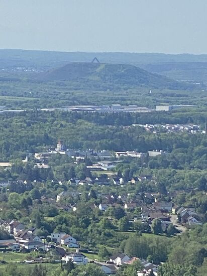 In der Ferne sieht man das Saarpolygon, das uns während vieler Ausflüge immer wieder begegnet. Einen Aufstieg auf die Halde haben wir allerdings nicht geschafft.